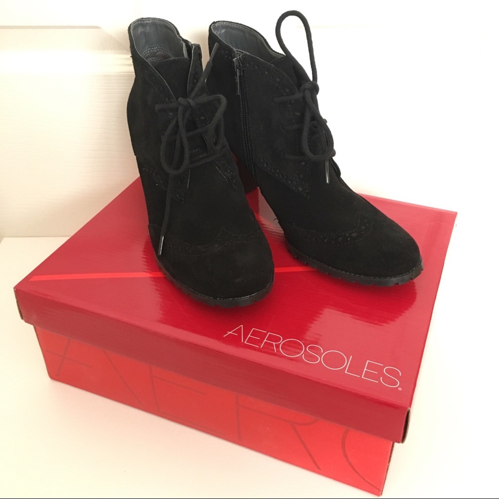 NIB/NWOT Aerosoles Suede Platform Ankle Booties